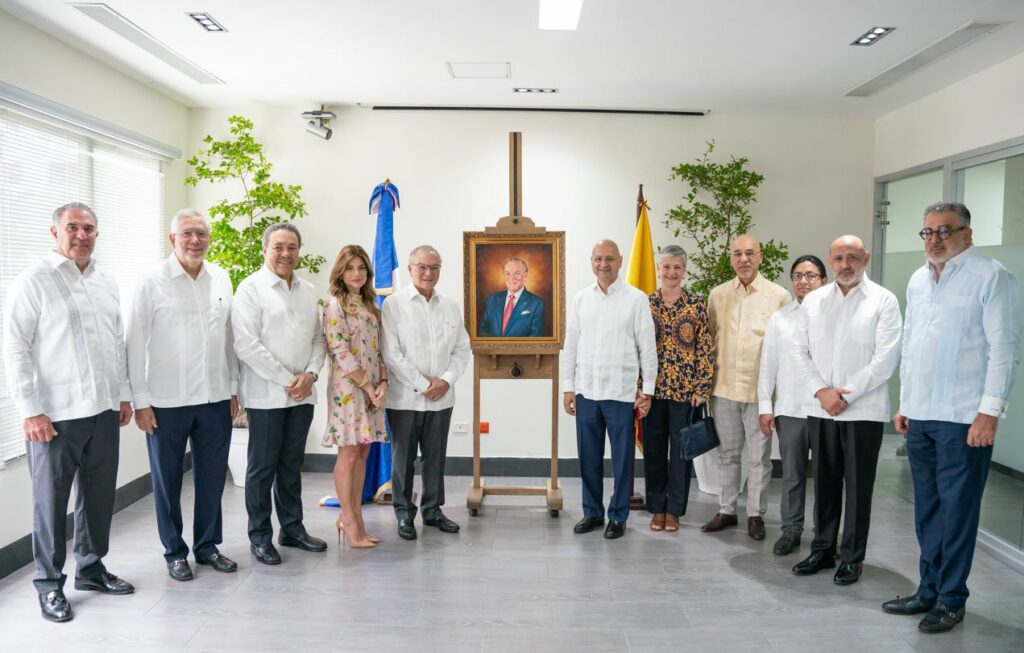 Frank Rainieri es honrado por la Embajada del Ecuador en RD con retrato del talentoso pintor Arturo Pastor