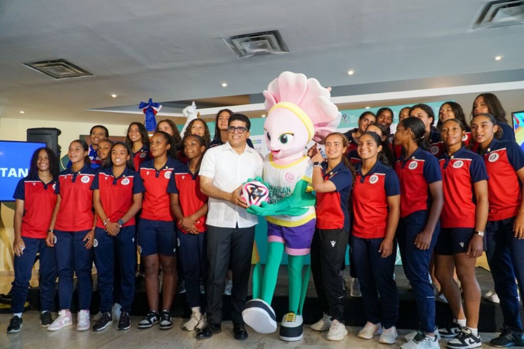 Dío Astacio recibe al equipo que representará a RD en Copa Mundial Femenina Sub-17 de la FIFA