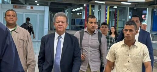 El expresidente Leonel Fernández camina en el aeropuerto de Caracas, Venezuela, tratando de salir para la República Dominicana.