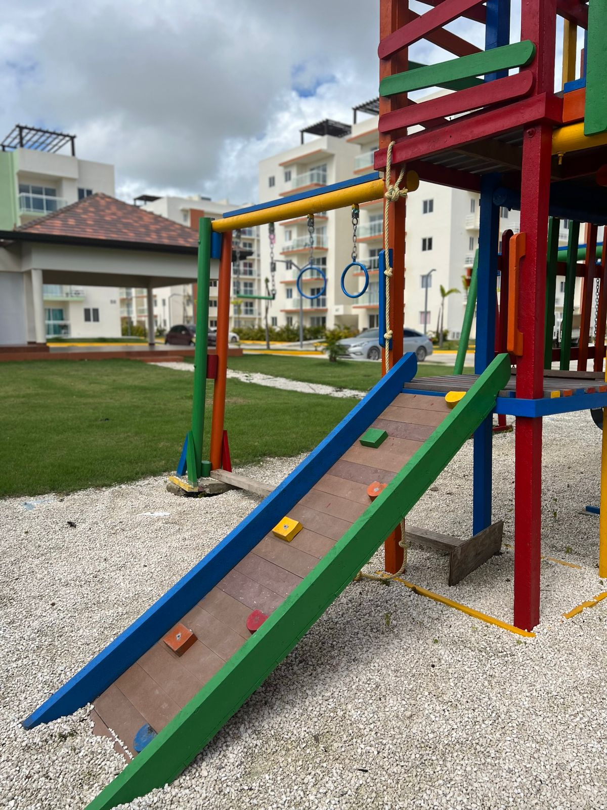 Botellas de Amor convertirá las botellitas recolectadas en Plásticos por Escolares en madera plástica para construir mobiliario.