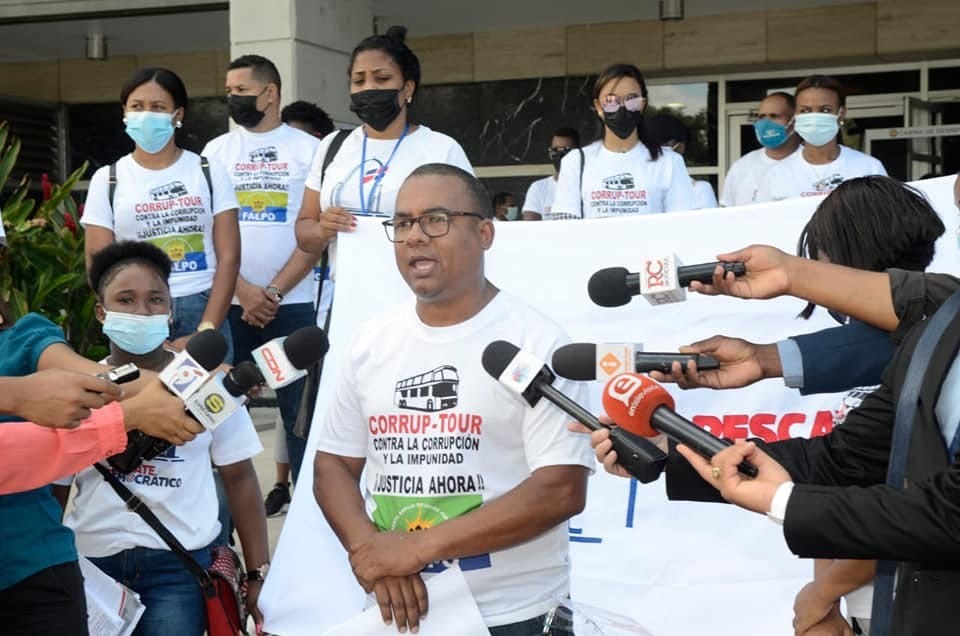 Falpo y representantes de los Derechos Humanos reclaman frente al Palacio Nacional respeto a la inversión extranjera