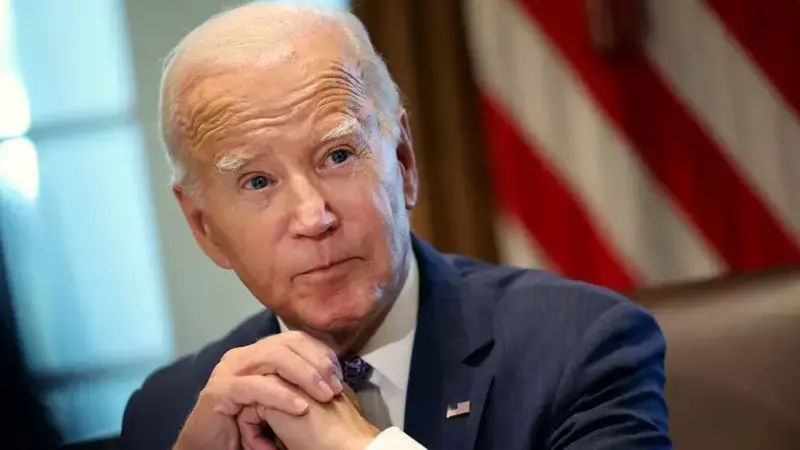 Biden está decidido a seguir en la carrera presidencial pese a presiones, según su campaña