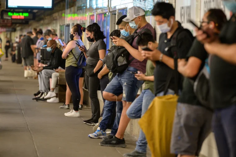 Más de 150,000 migrantes en EE.UU. son vigilados a través de una aplicación telefónica