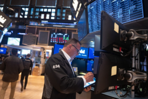 Economista considera RD sí debe preocuparse por caída mundial de bolsa de valores