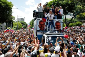 María Machado es recibida en la protesta opositora en Caracas al grito de "libertad"