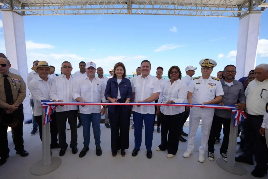 66ae688aadd52 raquel pena y jean luis rodriguez inauguran muelle pesquero en cabo rojo pedernales 1536x1023.jpg