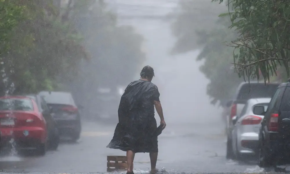 Aguaceros moderados a fuertes asociados a tormenta tropical Ernesto.