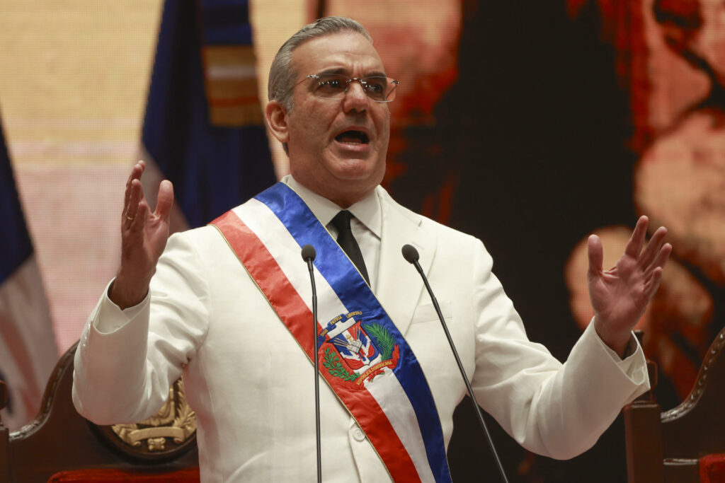 El presidente Luis Abinader durante su discurso desde el Teatro Nacional.