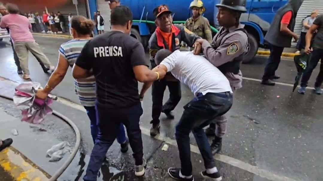 Califican como un “atropello a la comunicación” agresión contra reportero gráfico y periodistas en Santiago