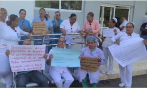 Enfermeras de María Trinidad Sánchez protestan por aumento de sueldo y pensiones