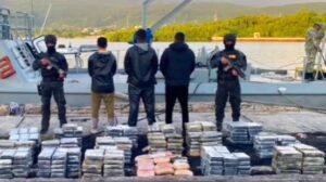 Imponen prisión preventiva contra tres hombres por alijo de 625 paquetes de droga