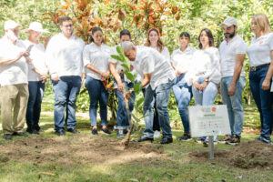 Ágora Mall y 24 Fundaciones conmemoran Día Internacional de la Solidaridad con siembra simbólica en el Jardín Botánico Nacional