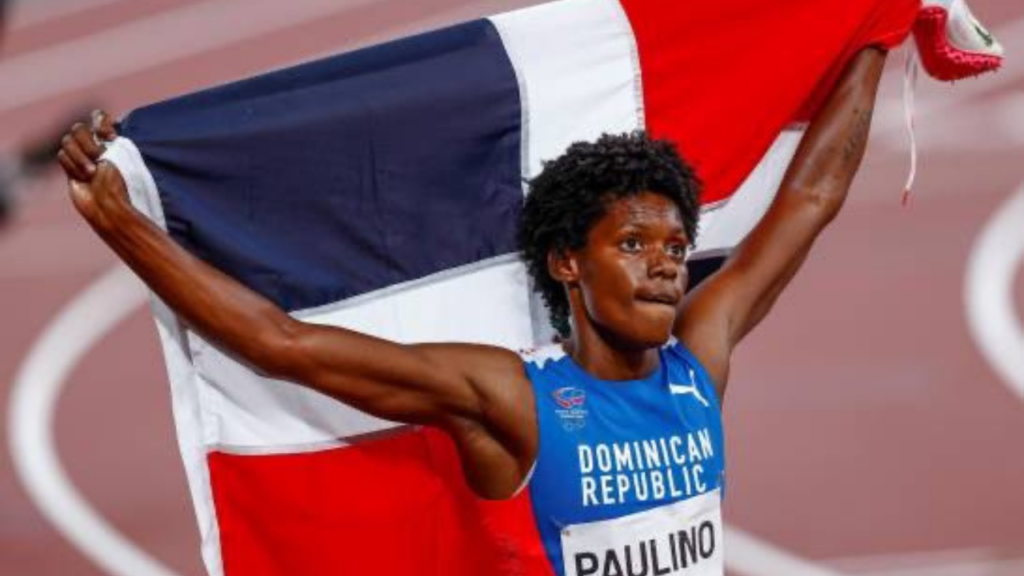 Marileidy Paulino sostiene la bandera dominicana