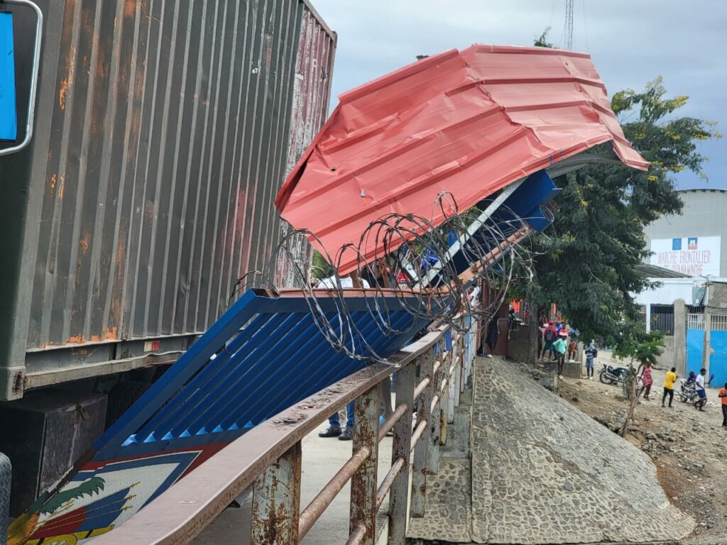 Haitianos continúan sin puerta fronteriza en puente que comunica Dajabón con Juana Méndez