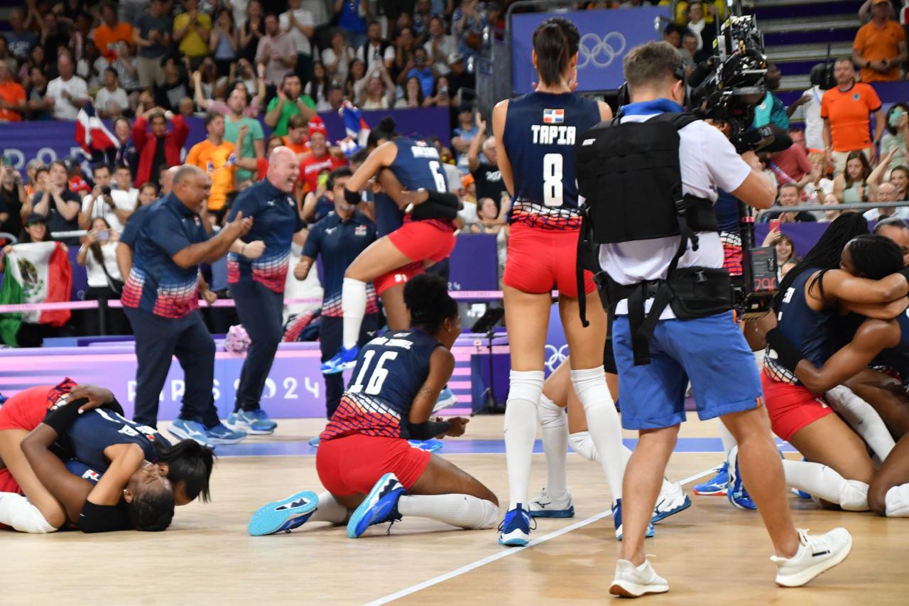 Reinas del Caribe celebran tras ganar su partido.