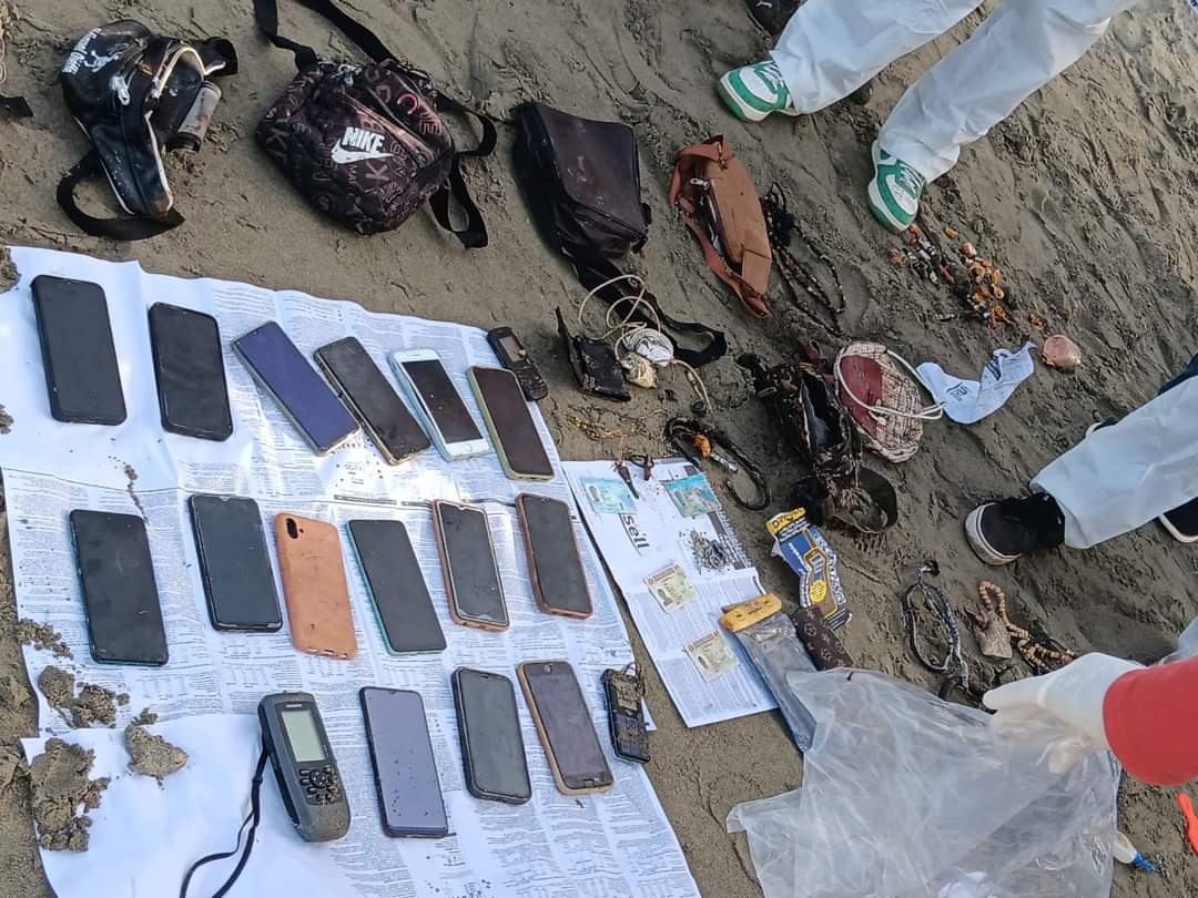 Fueron encontradas sustancias controladas y teléfonos celulares en embarcación con cadáveres