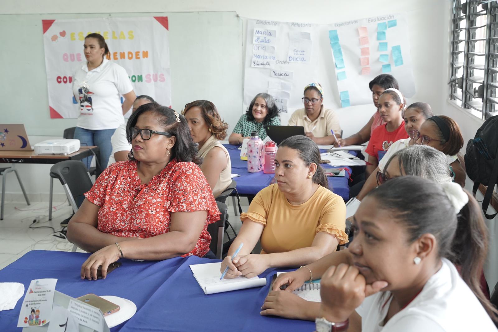 Minerd capacita a miles de docentes con miras al próximo año escolar