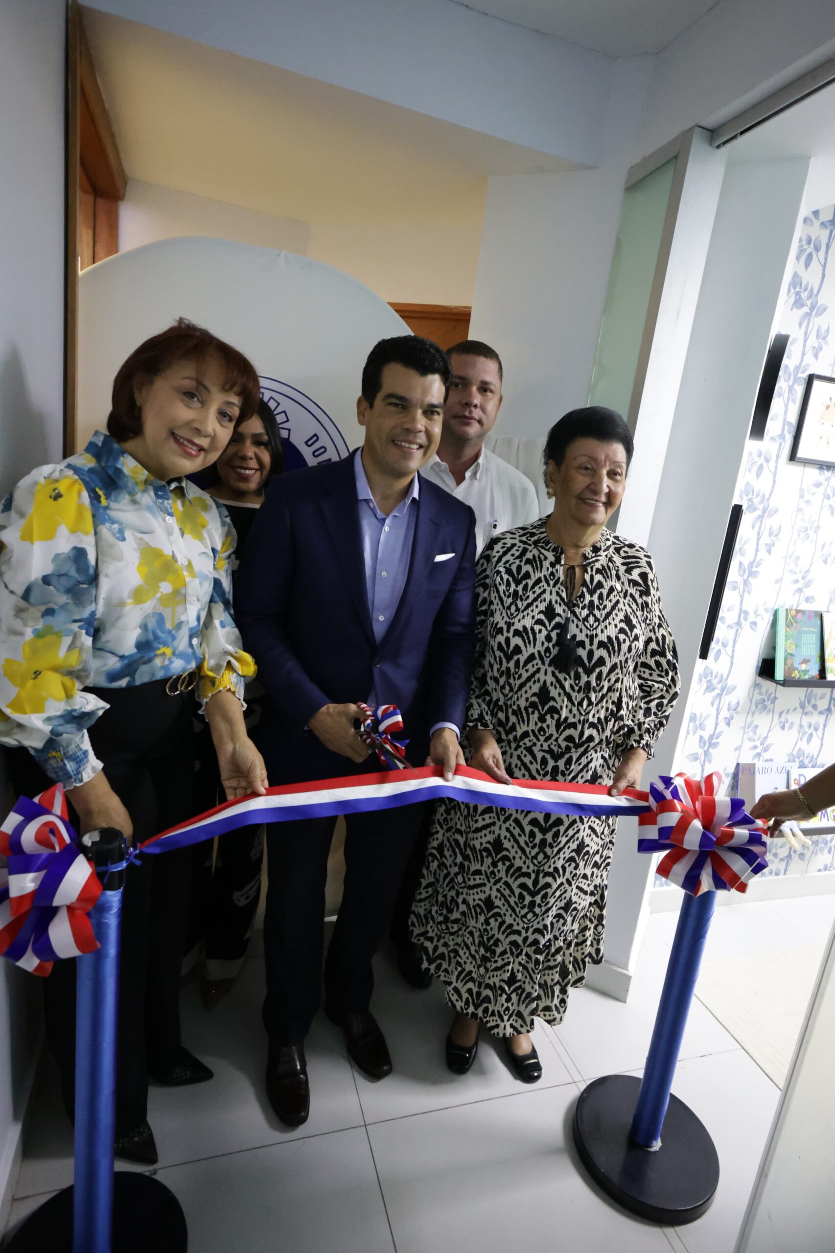 Arnaud y Besaida cortan cinta de inauguración de la sala materna