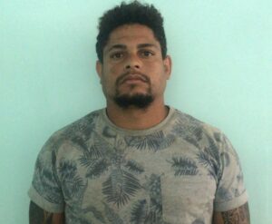 De acuerdo con el informe preliminar, el detenido habría recibido la suma de RD$102,100 pesos, en su cuenta bancaria, producto de una estafa perpetrada a través de Facebook y WhatsApp.