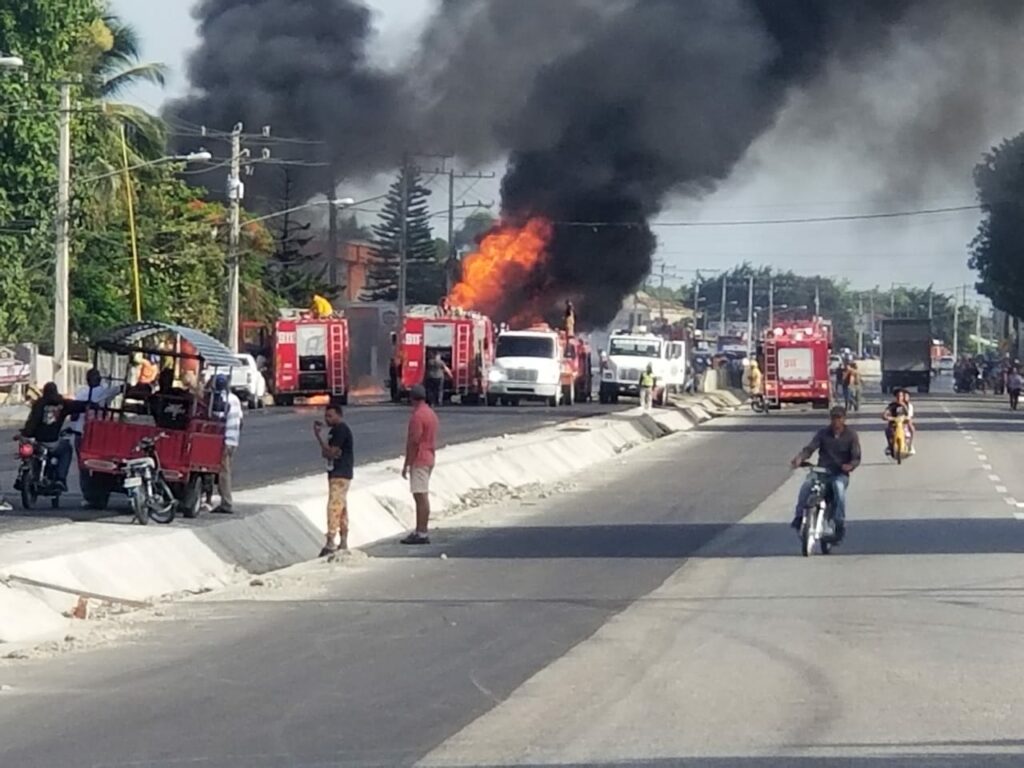 Explosión de camión de gas fue controlado con 28 unidades de emergencia