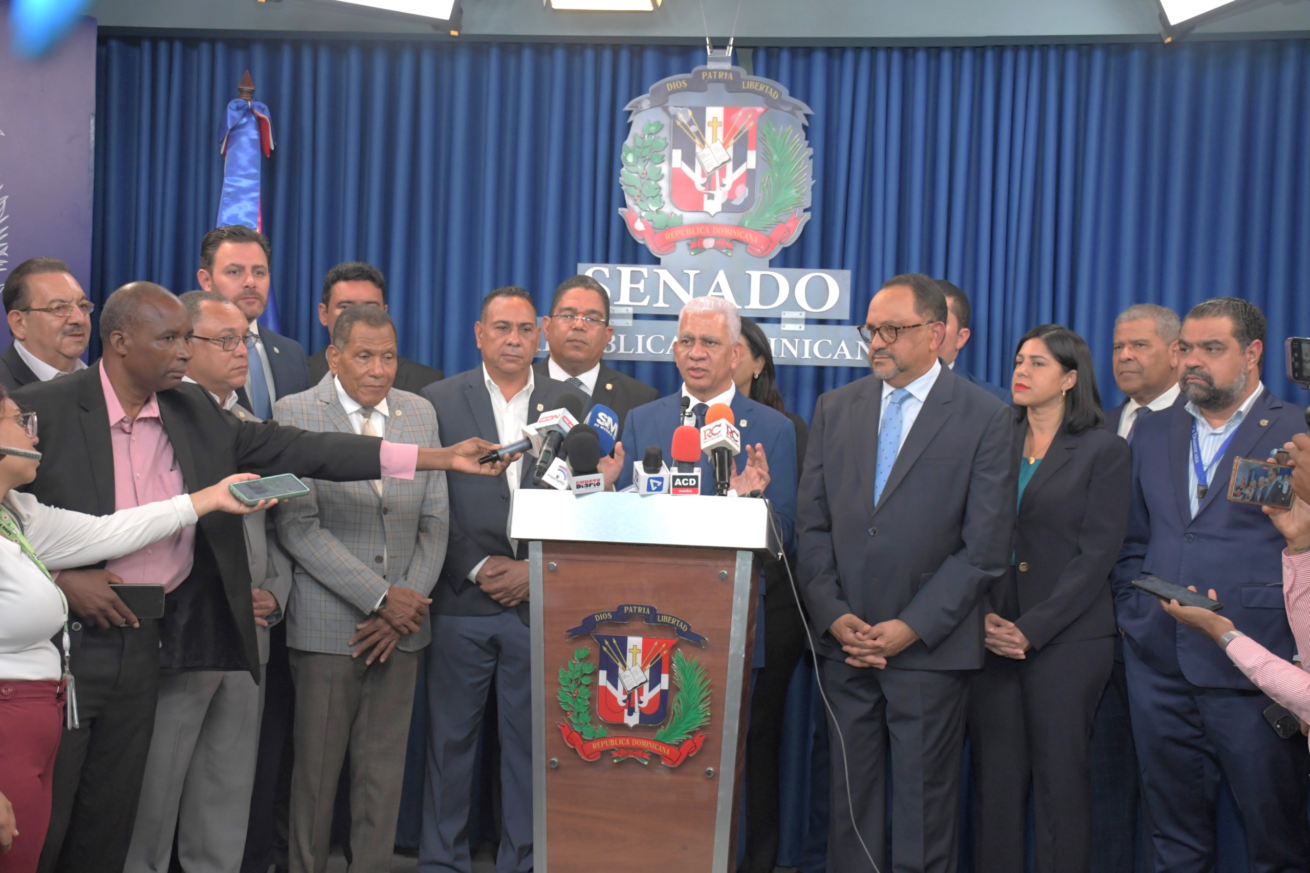 Presidente Senado recibe Reforma Constitucional del Poder Ejecutivo