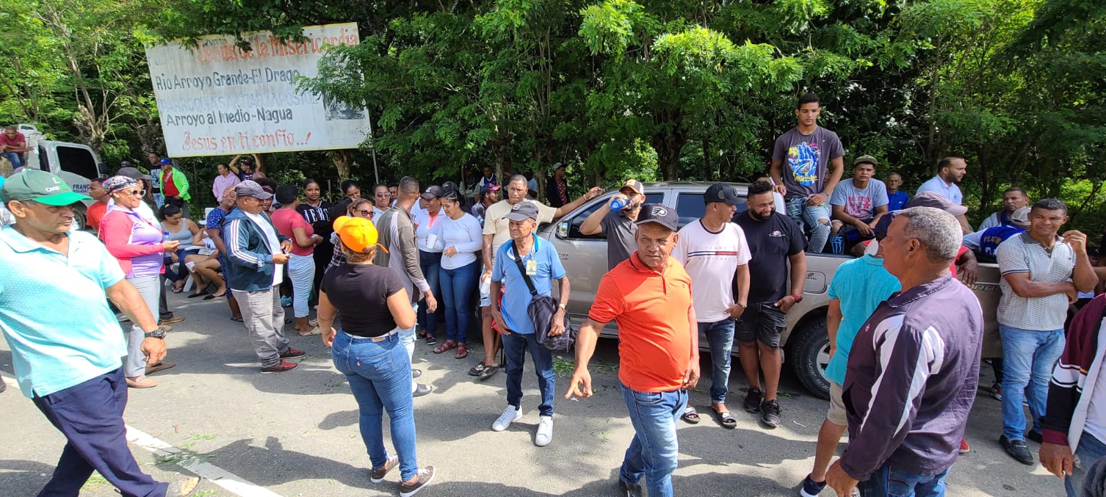 Residentes de Arroyo al Medio en Nagua protestan por energía eléctrica