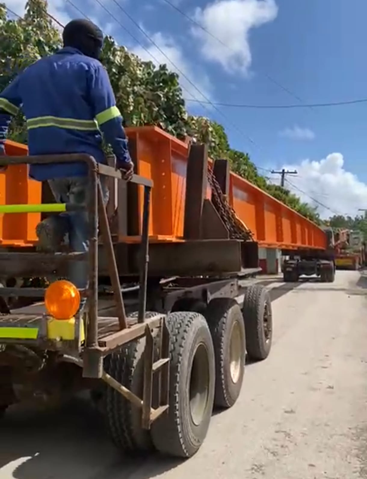 Llegan al Bajo Yuna piezas del ensamblaje para la continuidad de la construcción del puente de Bebedero