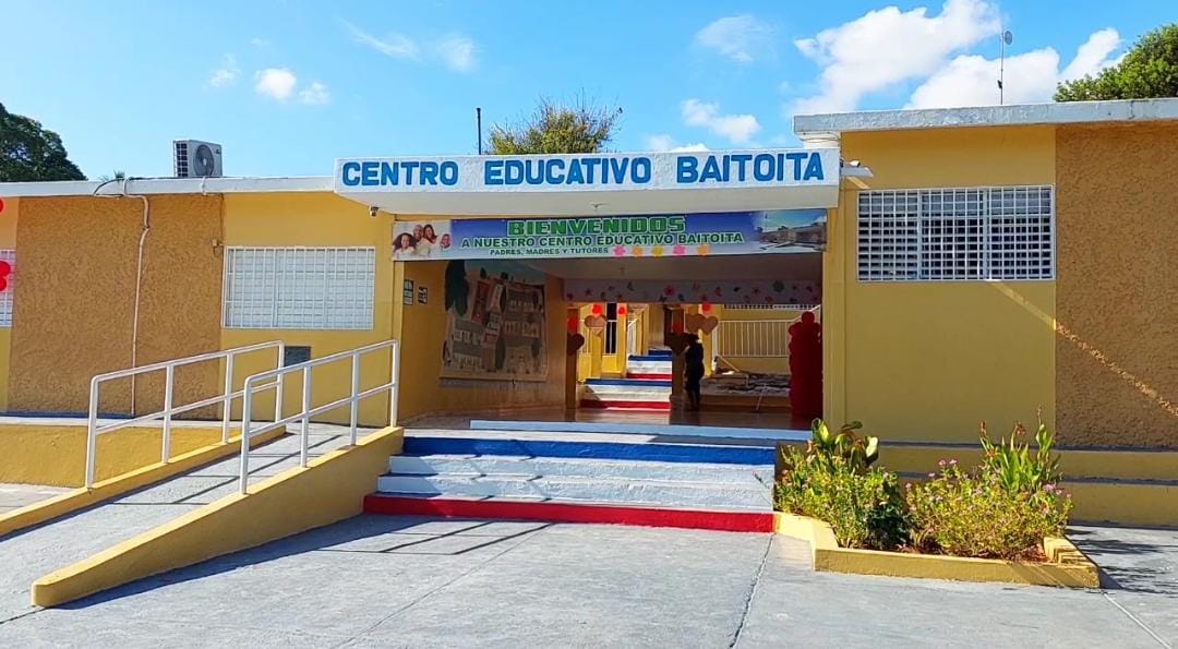 Maestros hacen limpieza por falta de conserje en escuela de Barahona