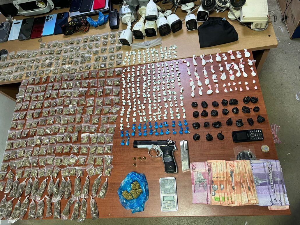 Confiscan arma, drogas, equipos electrónicos y otros objetos ilegales en Santiago