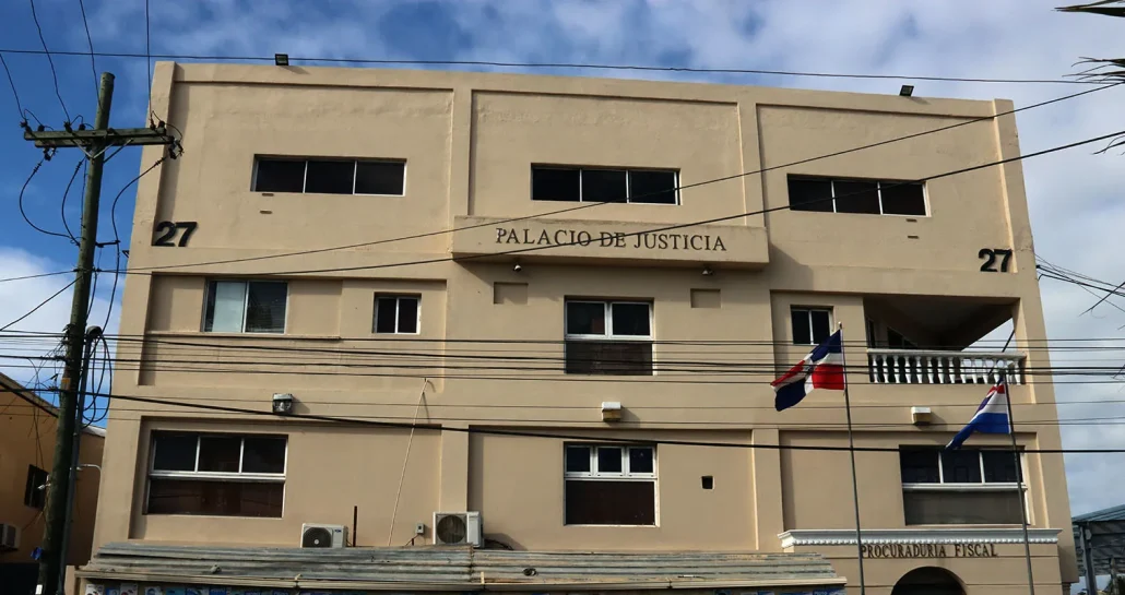 La Oficina de Atención Permanente del Palacio de Justicia de Santo Domingo Este conocerá este domingo la solicitud de medida de coerción depositada por el Ministerio Publico contra Ana Josefa García Cuello, acusada de asesinar a su hija de seis años la mañana del jueves en su residencia.