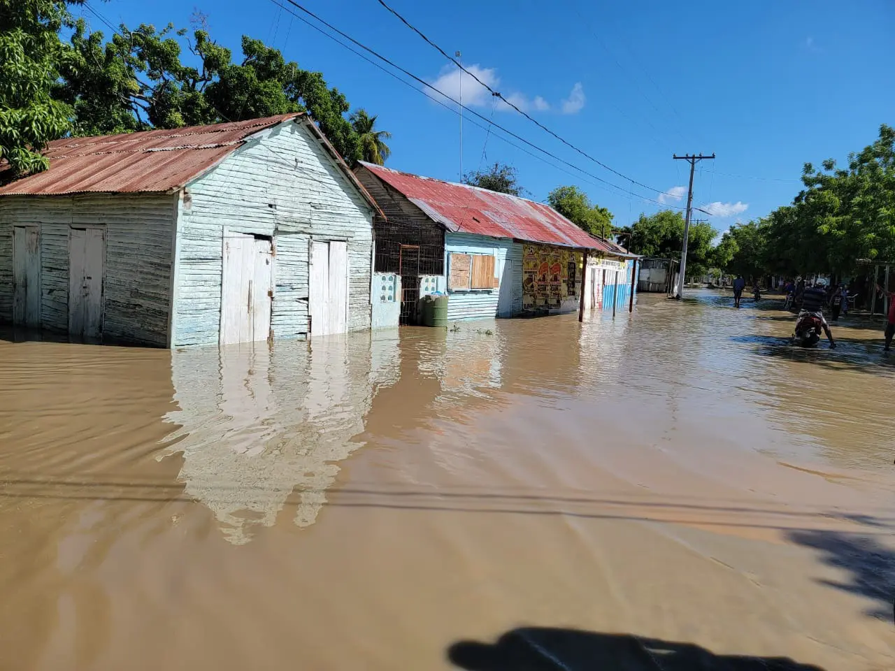 Lluvias desbordan ríos en Polo, Barahona