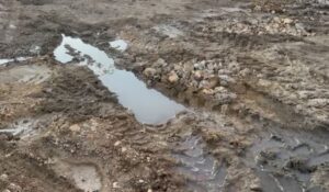 Quejas por construcción de alcantarillado Tenares; exigen autoridades rápida intervención