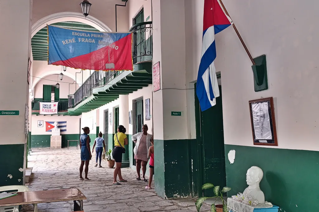 Falta de profesores y uniformes ponen en peligro el inicio del año escolar en Cuba