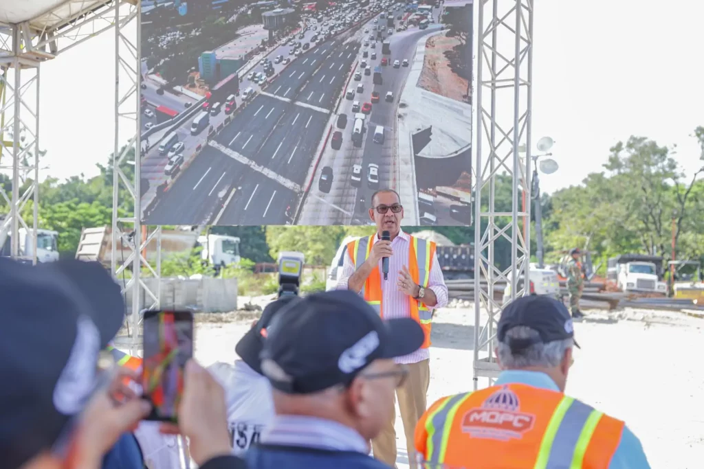 Aumento del peaje en la autopista Duarte genera descontento en choferes y usuarios