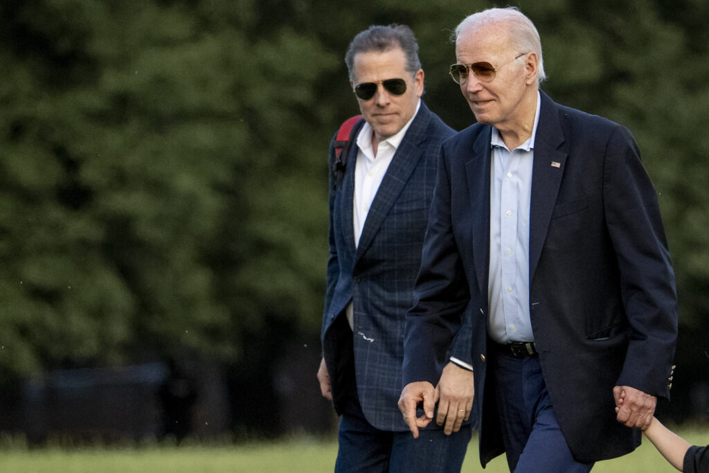 El presidente de Estados Unidos, Joe Biden, junto a su hijo Huter Biden caminando.