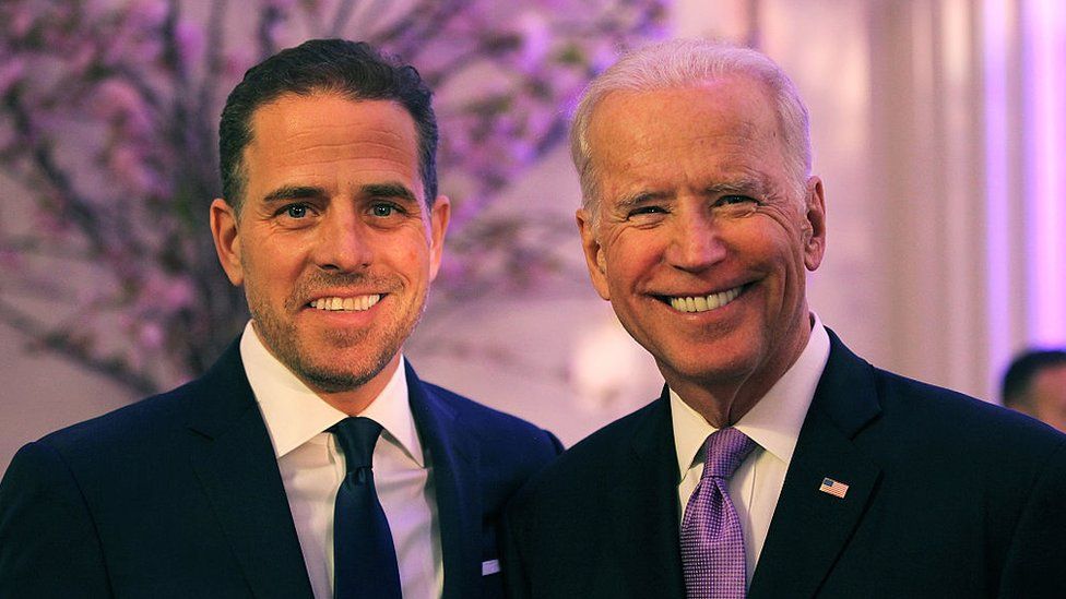 Joe Biden sonriendo para una foto con su hijo Huter Biden