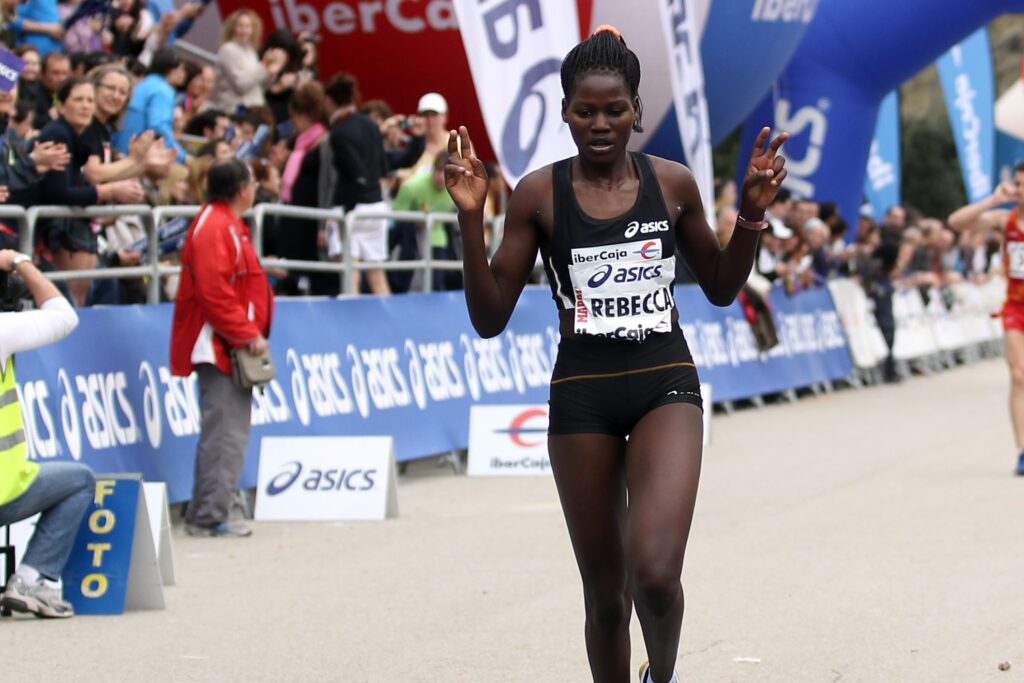 Rebecca Cheptegei corriendo dos veces.