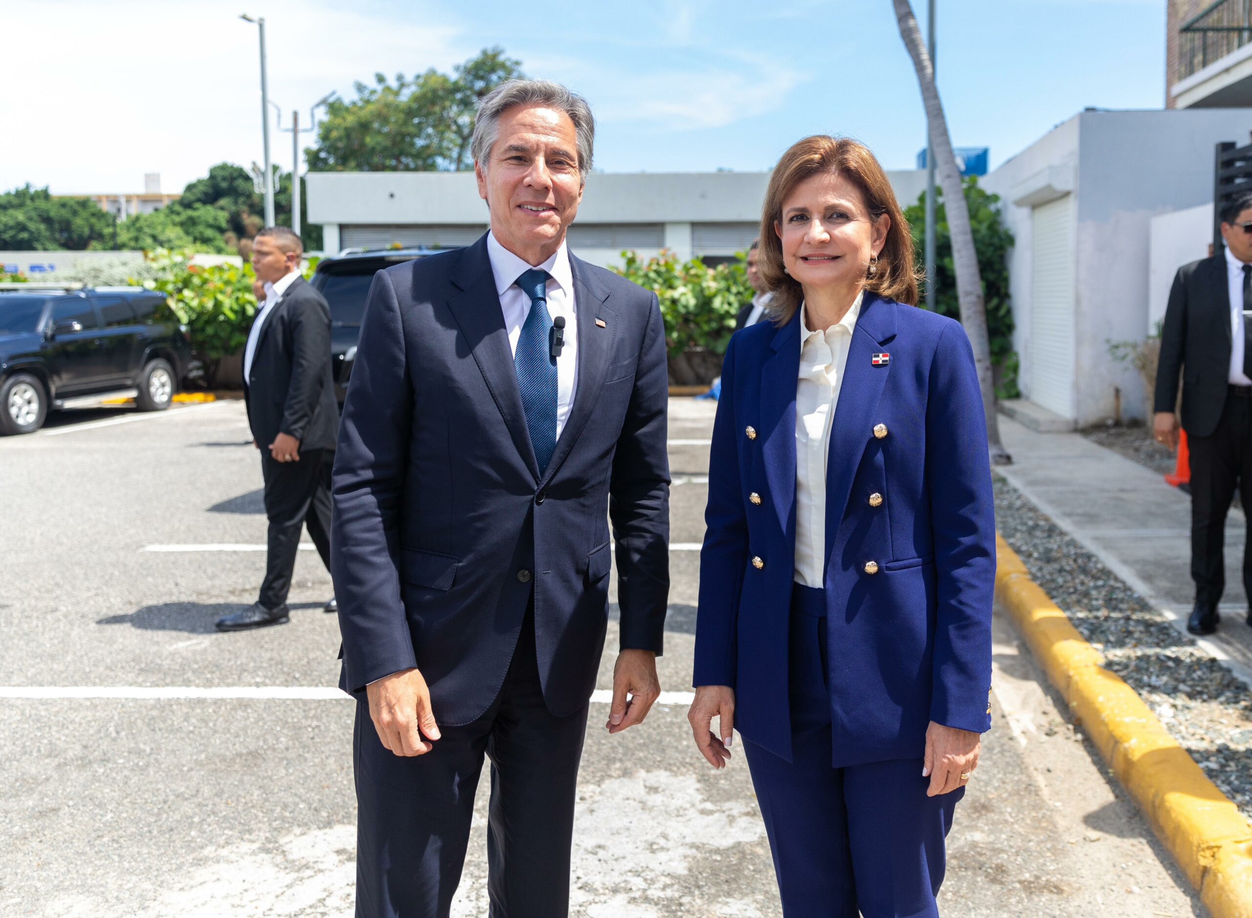 Antony Blinken se reúne con estudiantes del Programa de Inglés de Inmersión auspiciado por MESCyT