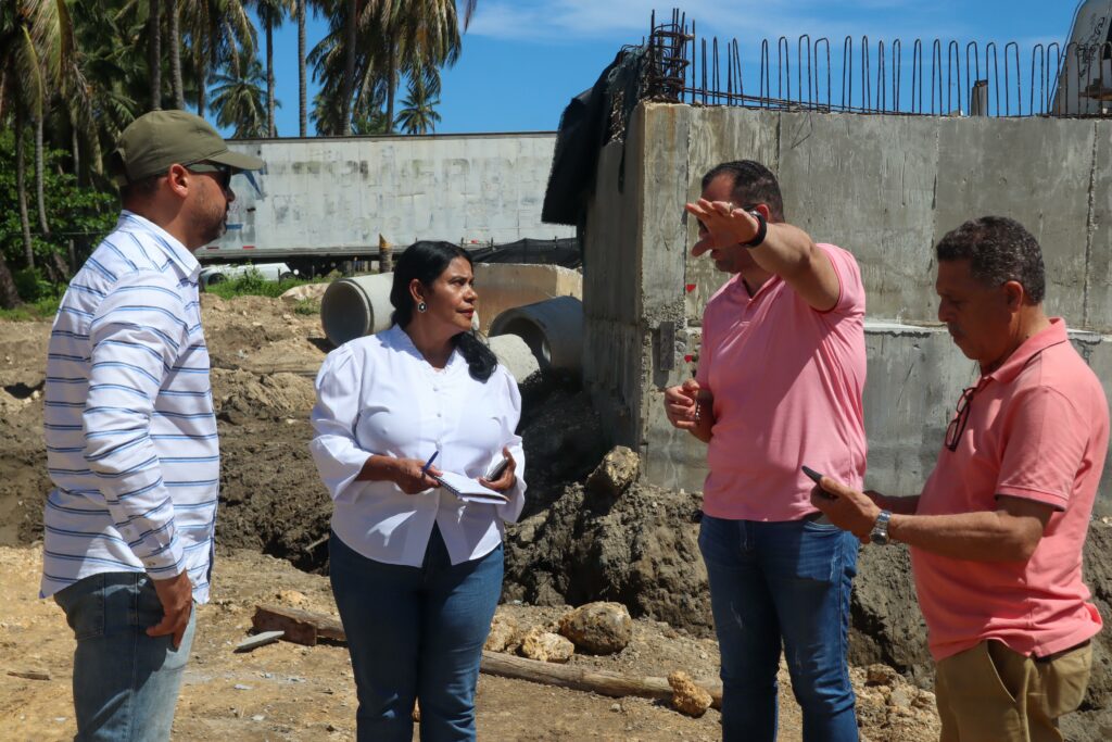 Gobernadora Amada López supervisa los trabajos del malecón de Nagua