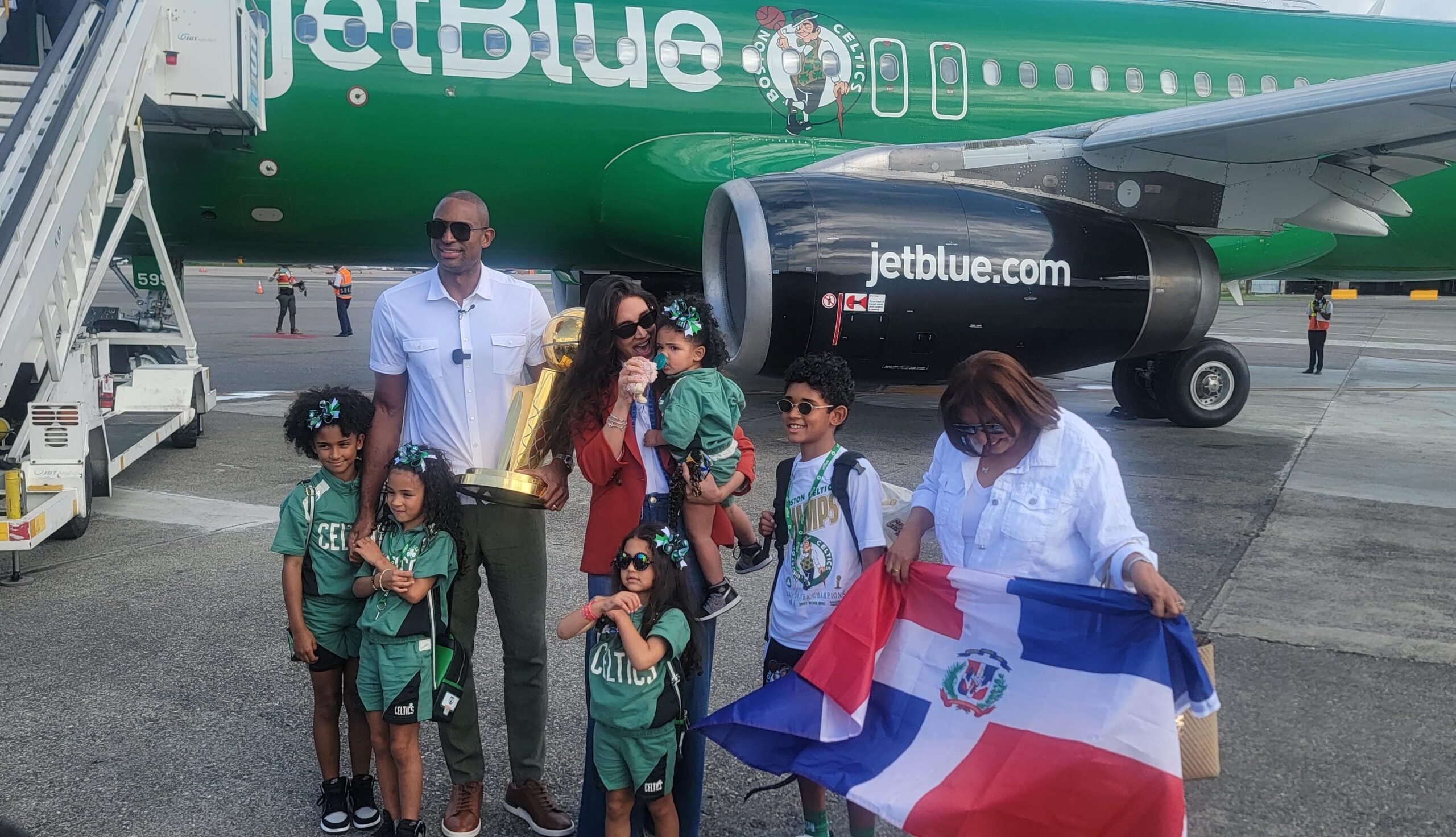 Llega Al Horford con el trofeo Larry O'Brien