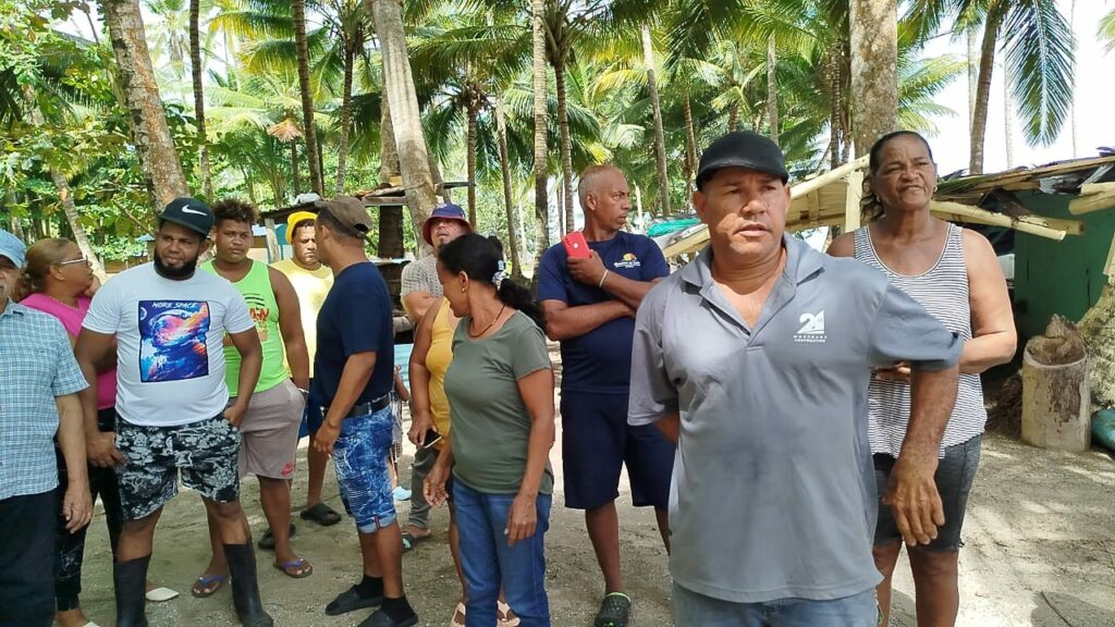 Militares derriban casetas en playa Rogelio, según vendedores