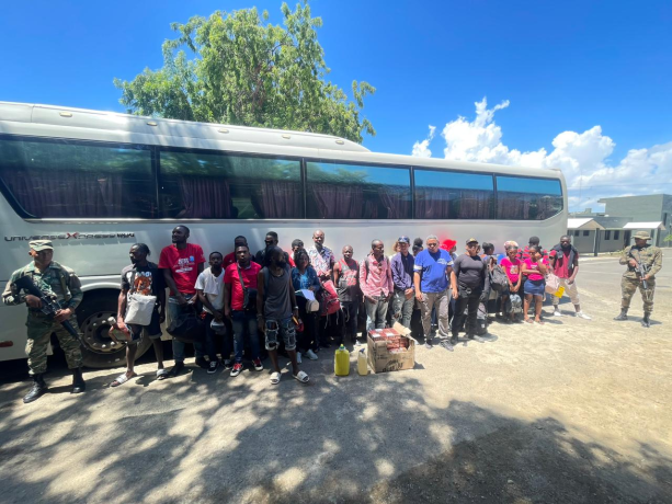 Detienen en Mao un autobús que transportaba 23 haitianos hacia Santo Domingo