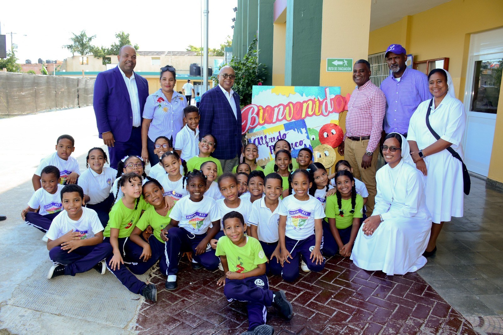 Alfredo Pacheco se compromete a viabilizar construcción de pabellón en Centro Educativo Cristo Rey