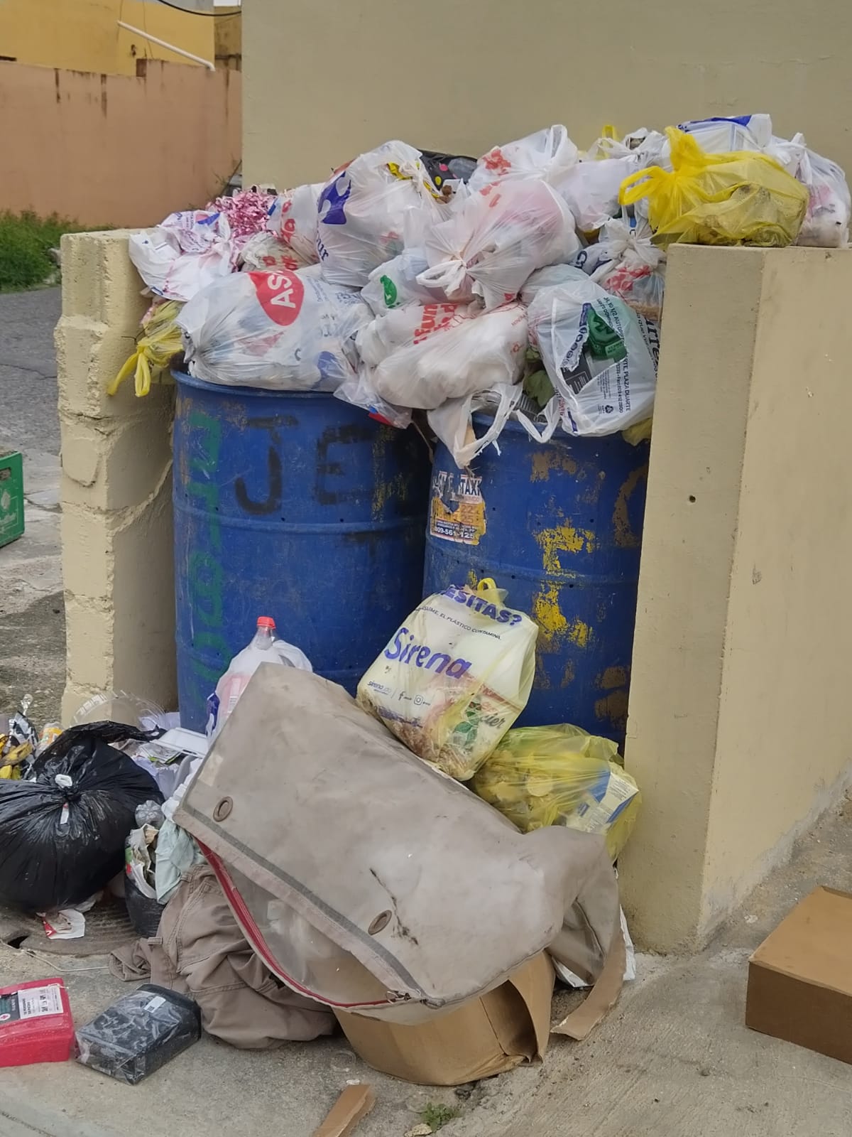 Comunitarios de Villa Aura aseguran ayuntamiento no recogen la basura hace 2 semanas