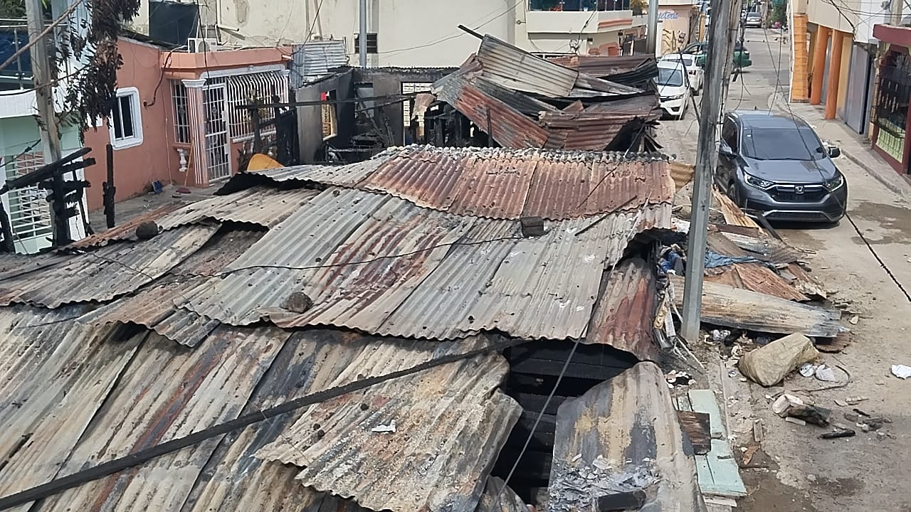 Incendio consume una vecindad donde vivían ocho familias