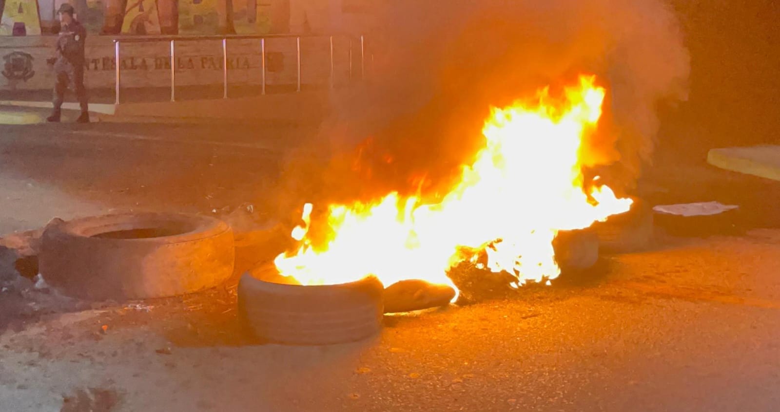 En Dajabón queman neumático en protesta de asfaltado de calles