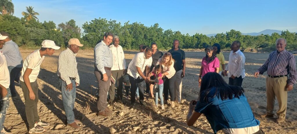 primer palazo para dejar iniciado los trabajos de la 29 Feria Ecoturística y de Producción en Neiba