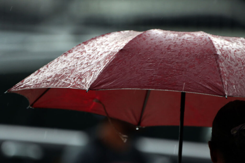 lluvias paragua rojo