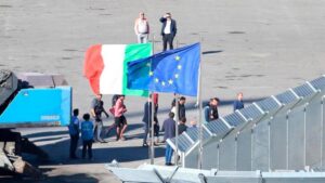 Llegan a Italia los 12 migrantes que el Gobierno de Meloni mantenía retenidos en Albania