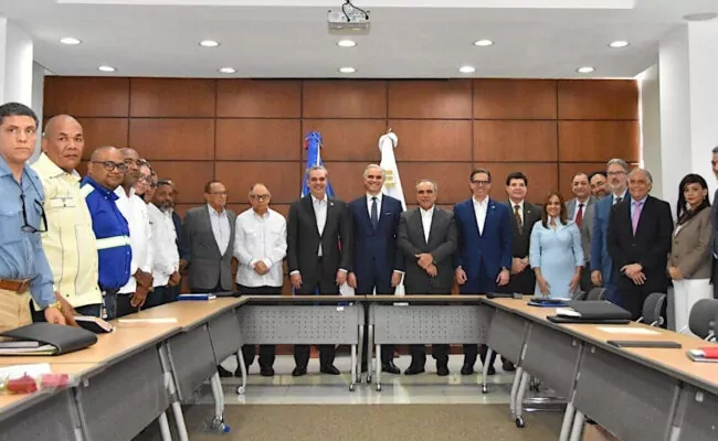 Trabajadores protestan en demanda de un aumento salarial de 37.5 por ciento